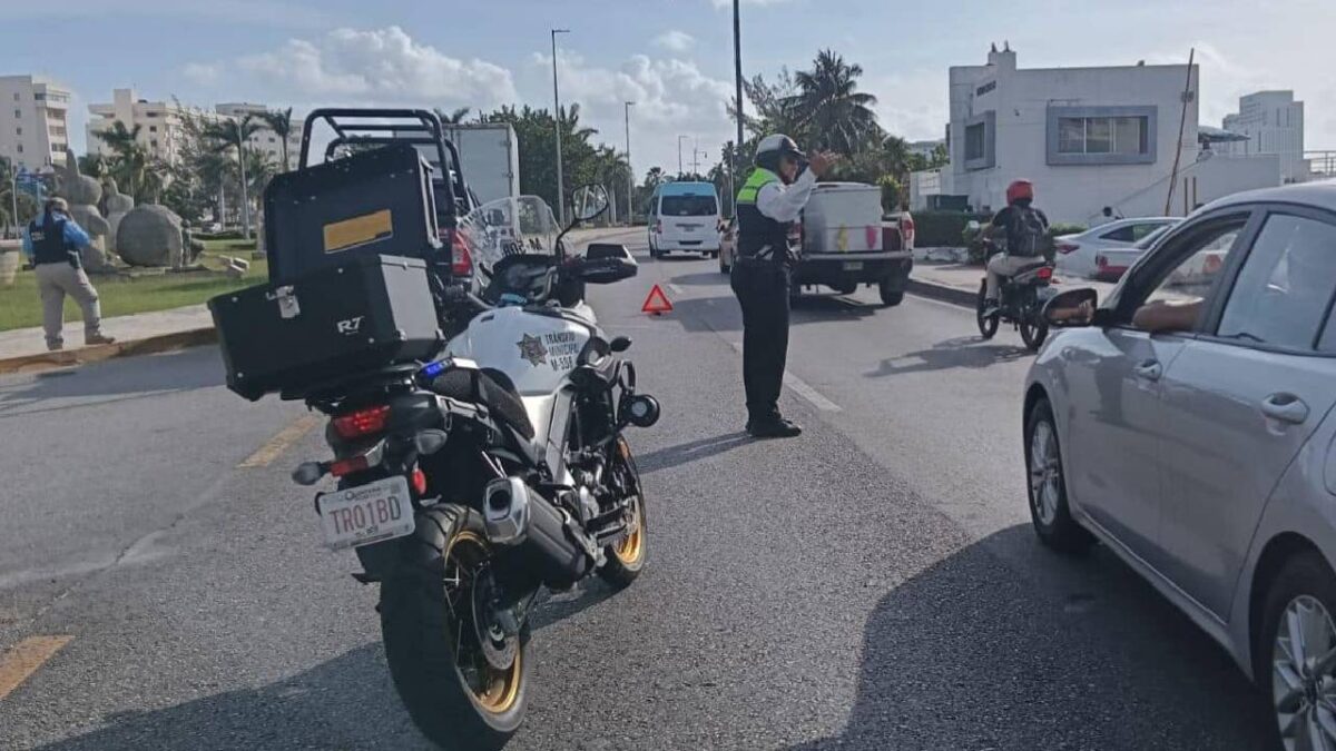 Siguen algunos cierres viales en Cancún.