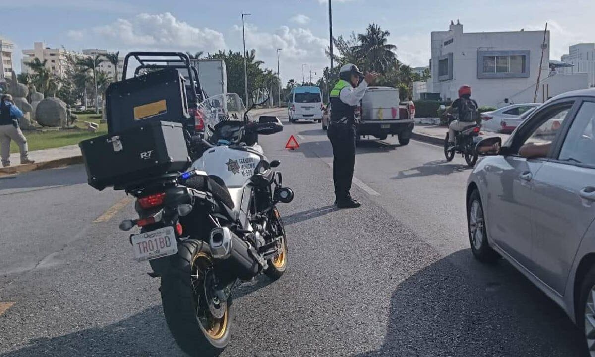 Siguen algunos cierres viales en Cancún.