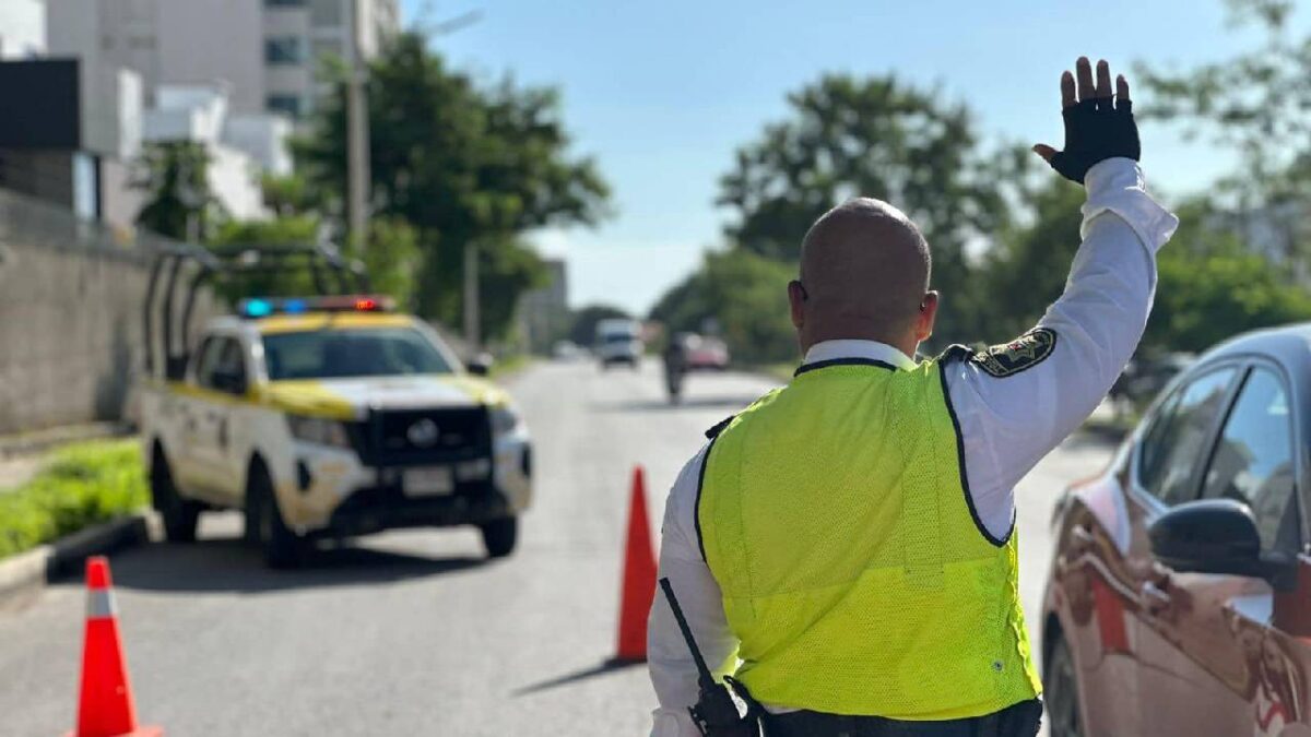 Continúan algunos cierres viales en Cancún.