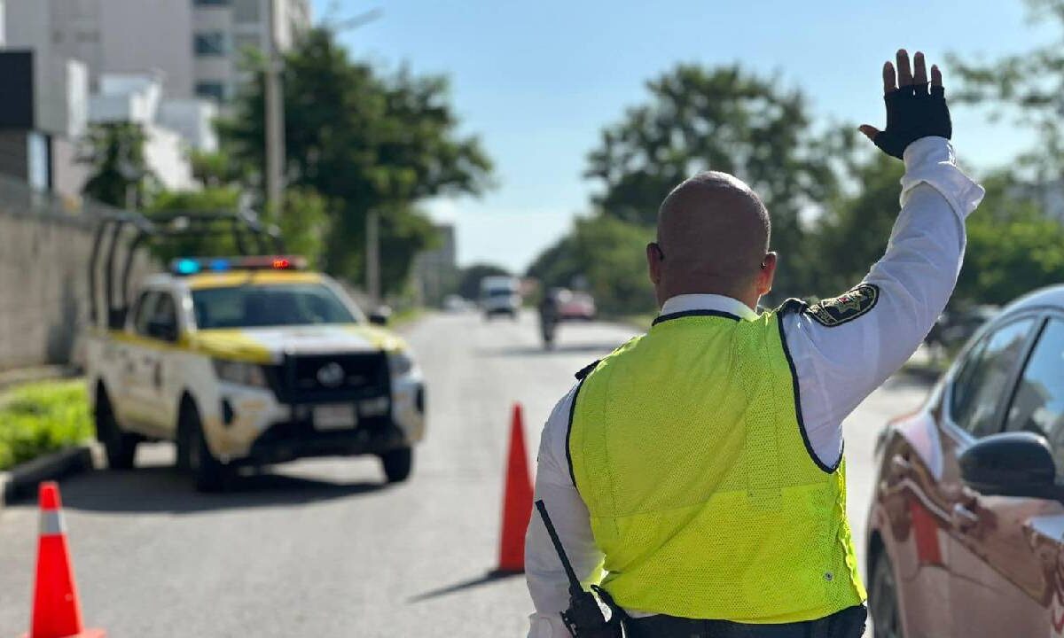 Continúan algunos cierres viales en Cancún.