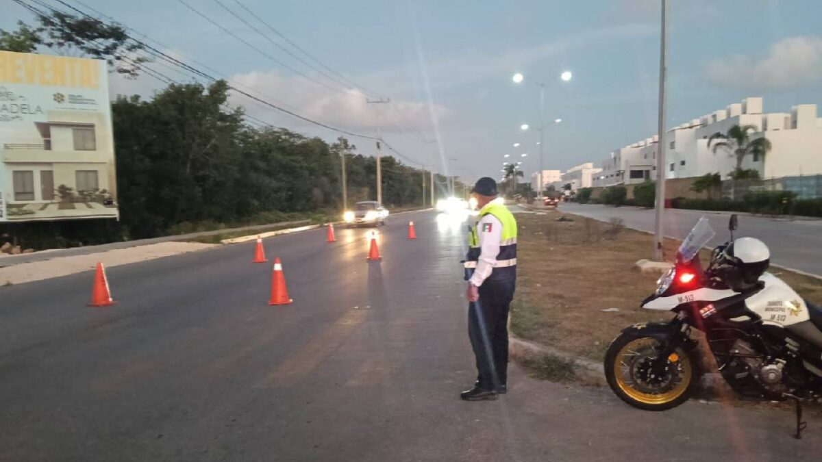 Todavía hay cierres viales en Cancún.