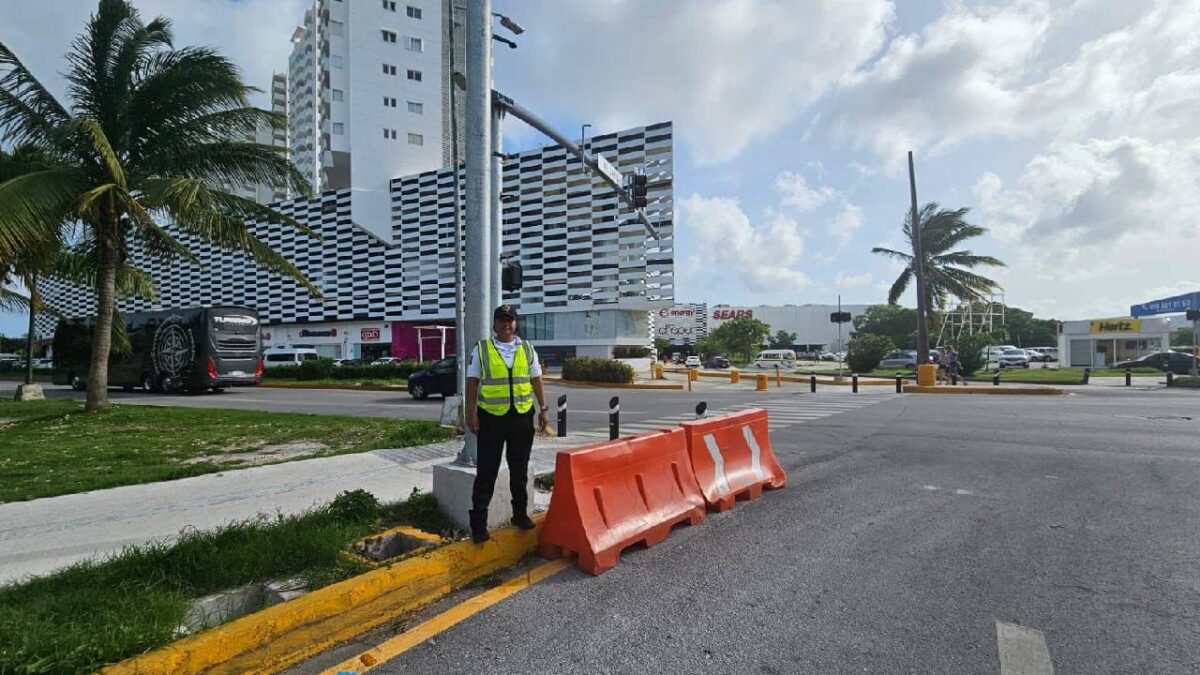 Continúan algunos cierres viales en Cancún.