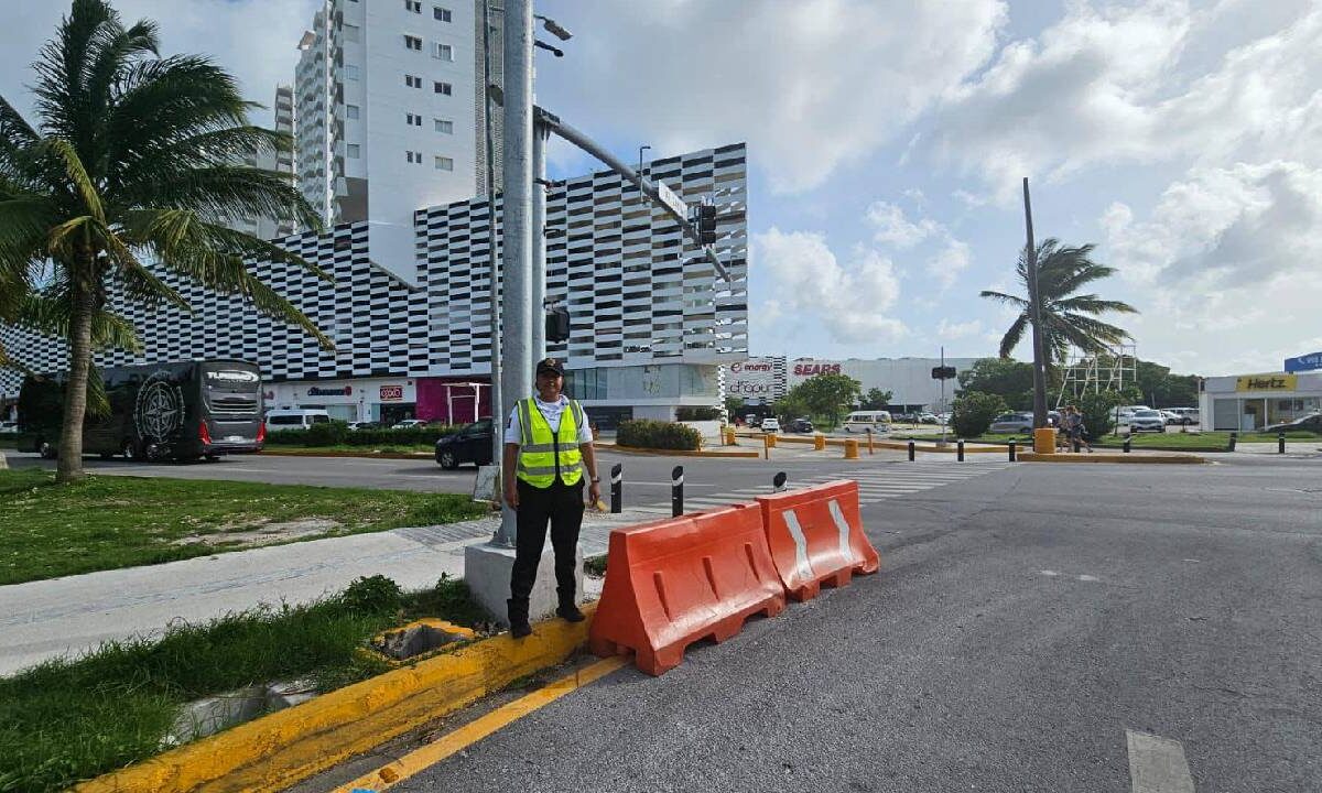 Continúan algunos cierres viales en Cancún.
