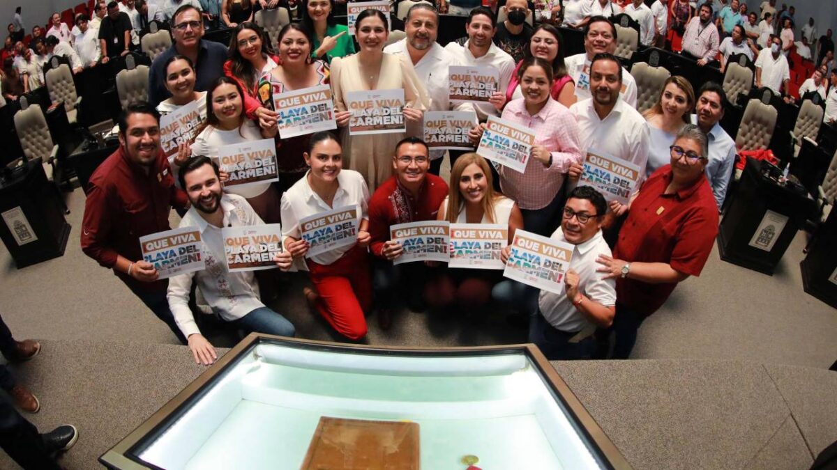 Autoridades de Playa del Carmen y legisladores.