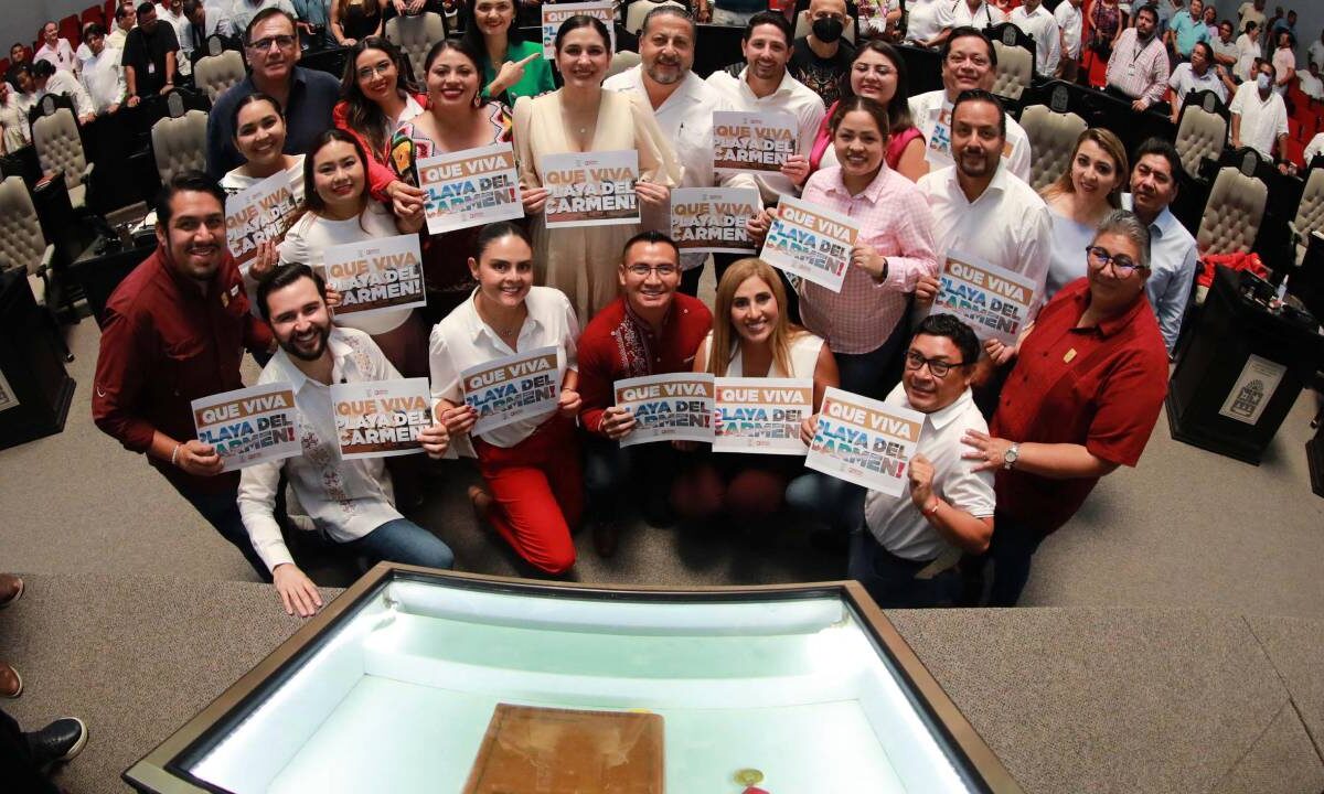 Autoridades de Playa del Carmen y legisladores.