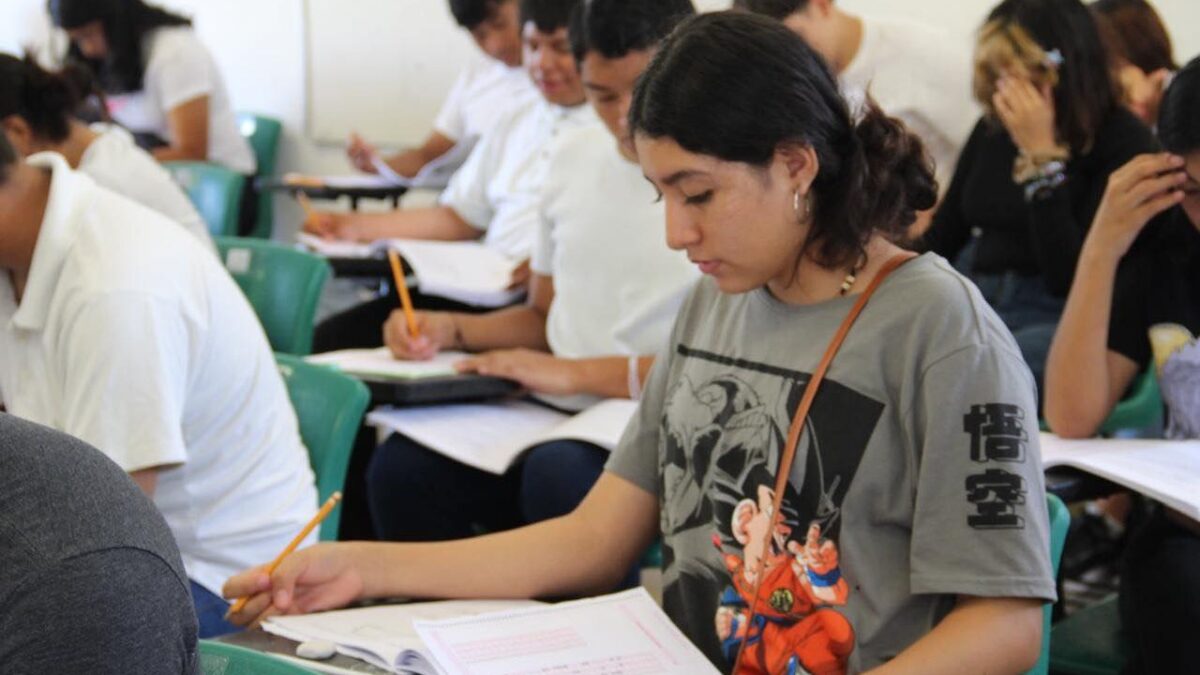 Joven hace un examen de admisión.