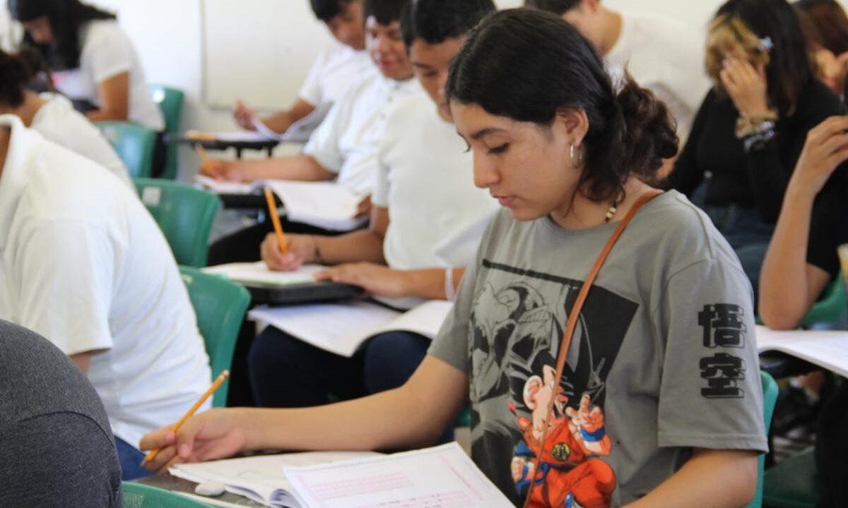 Joven hace un examen de admisión.