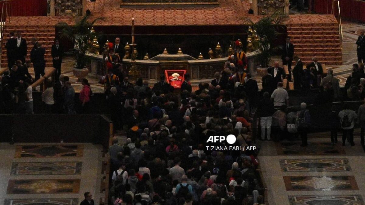 Multitudes despiden al Papa Francisco.