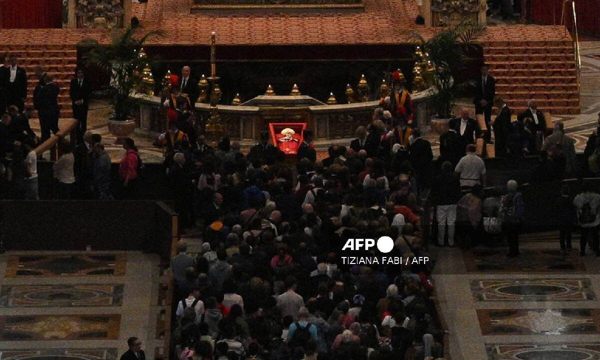 Multitudes despiden al Papa Francisco.