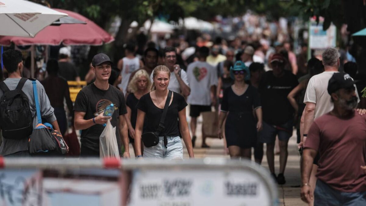 Transeúntes en el Caribe mexicano.