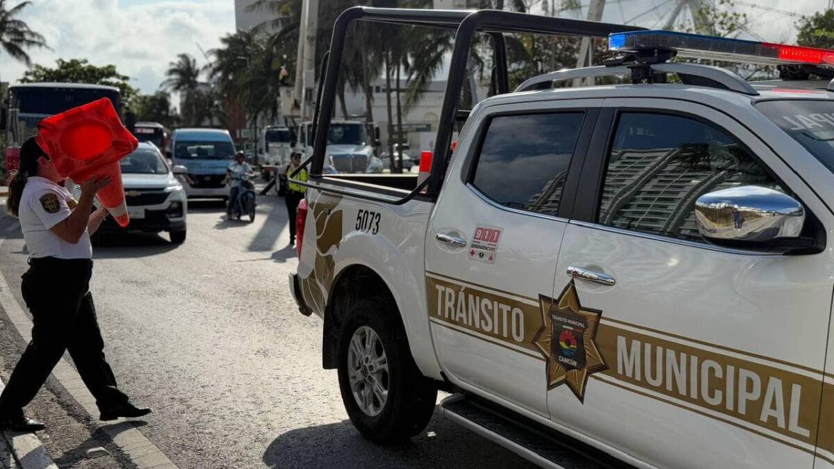 Siguen algunos cierres viales en Cancún.