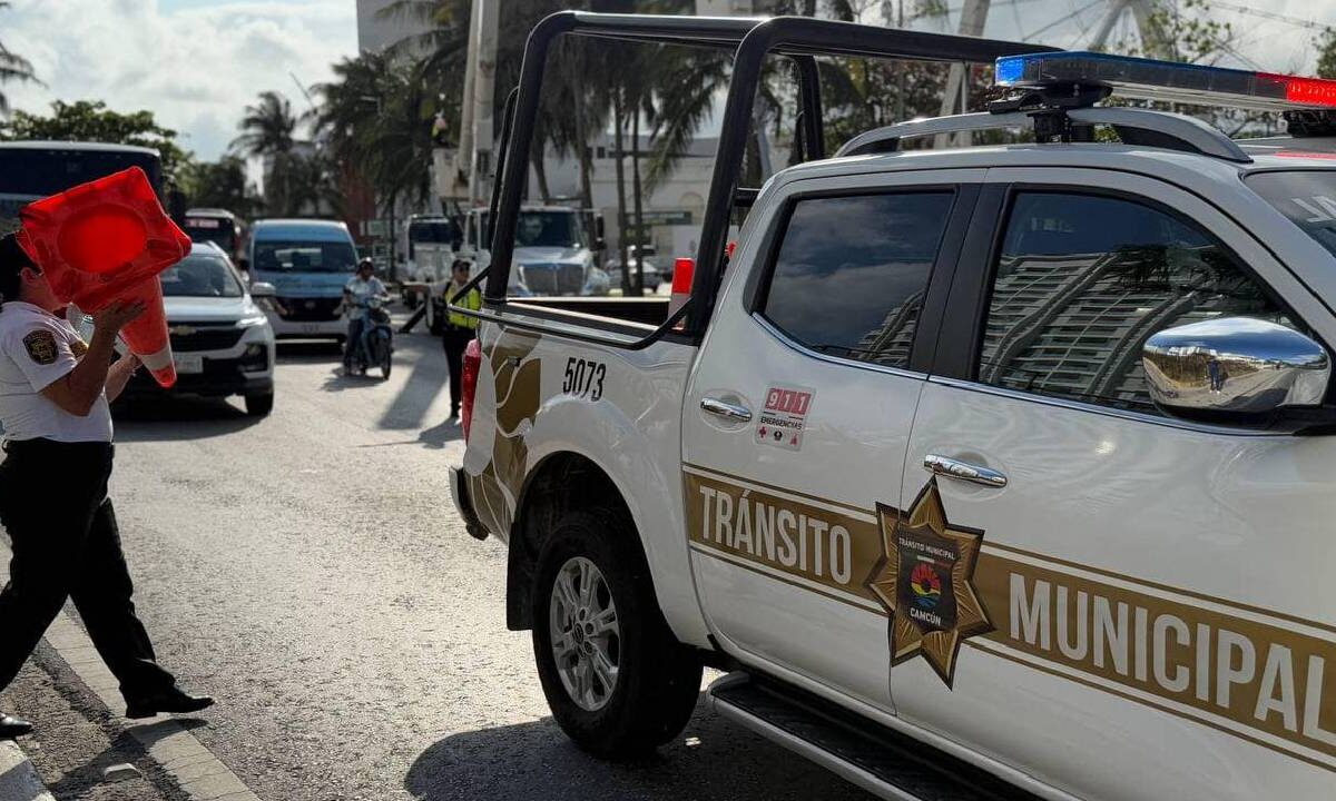 Siguen algunos cierres viales en Cancún.