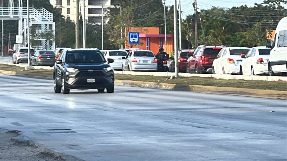 Continúan algunos cierres viales en Cancún.