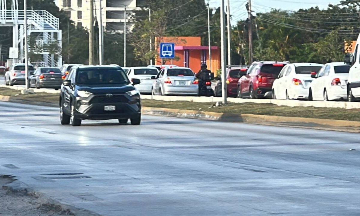 Continúan algunos cierres viales en Cancún.