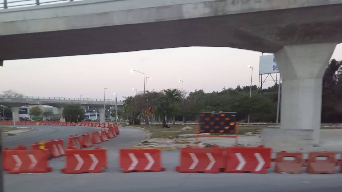 Siguen los cierres viales en algunas zonas de Cancún.