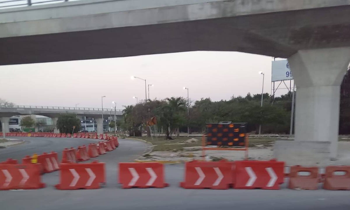 Siguen los cierres viales en algunas zonas de Cancún.