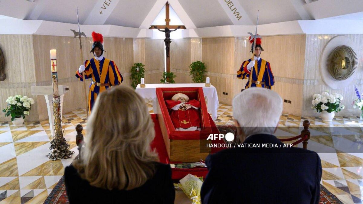 La familia vaticana se despide del Papa.