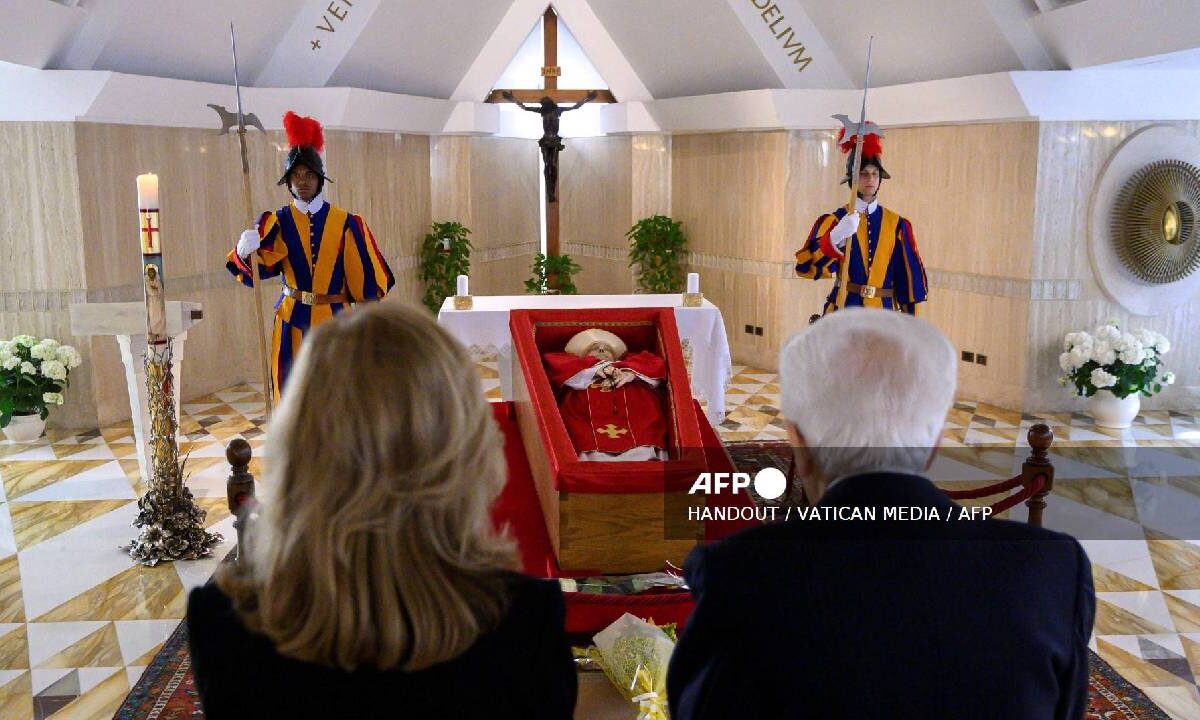 La familia vaticana se despide del Papa.