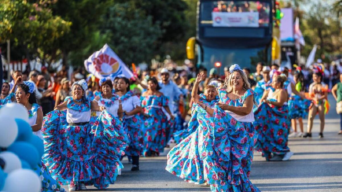 Desfile de los Cancunenses se realiza con entusiasmo.