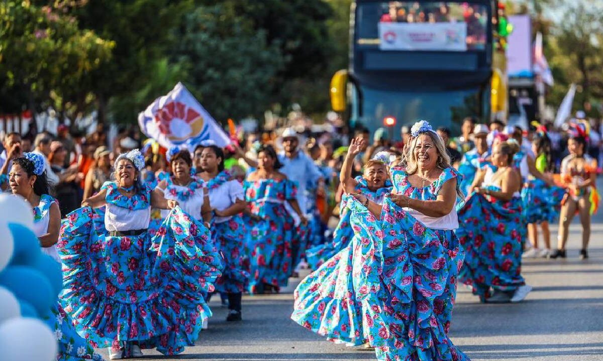 Desfile de los Cancunenses se realiza con entusiasmo.