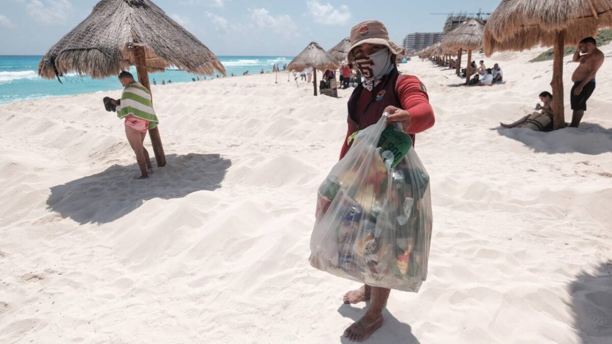 Recolección de basura en playas de Cancún.