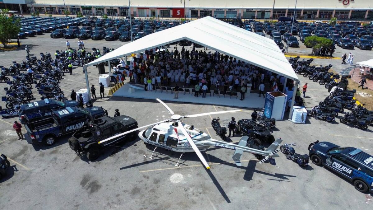 Entregan equipo de seguridad en Playa del Carmen.