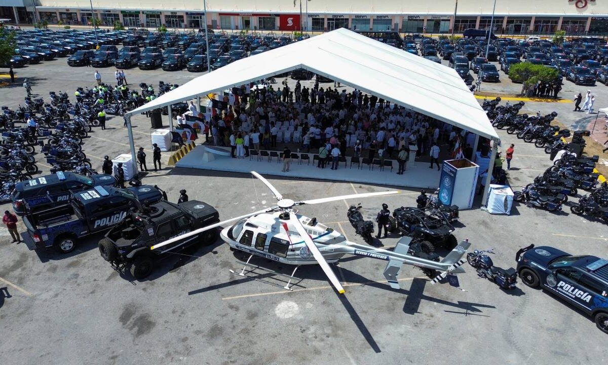 Entregan equipo de seguridad en Playa del Carmen.