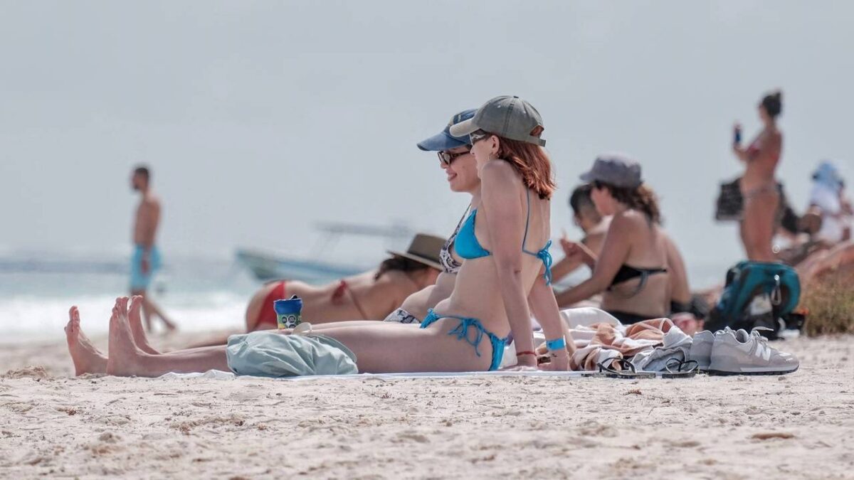 Turistas en la playa.