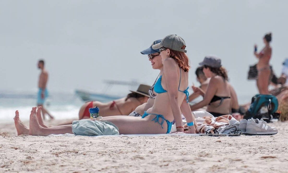 Turistas en la playa.