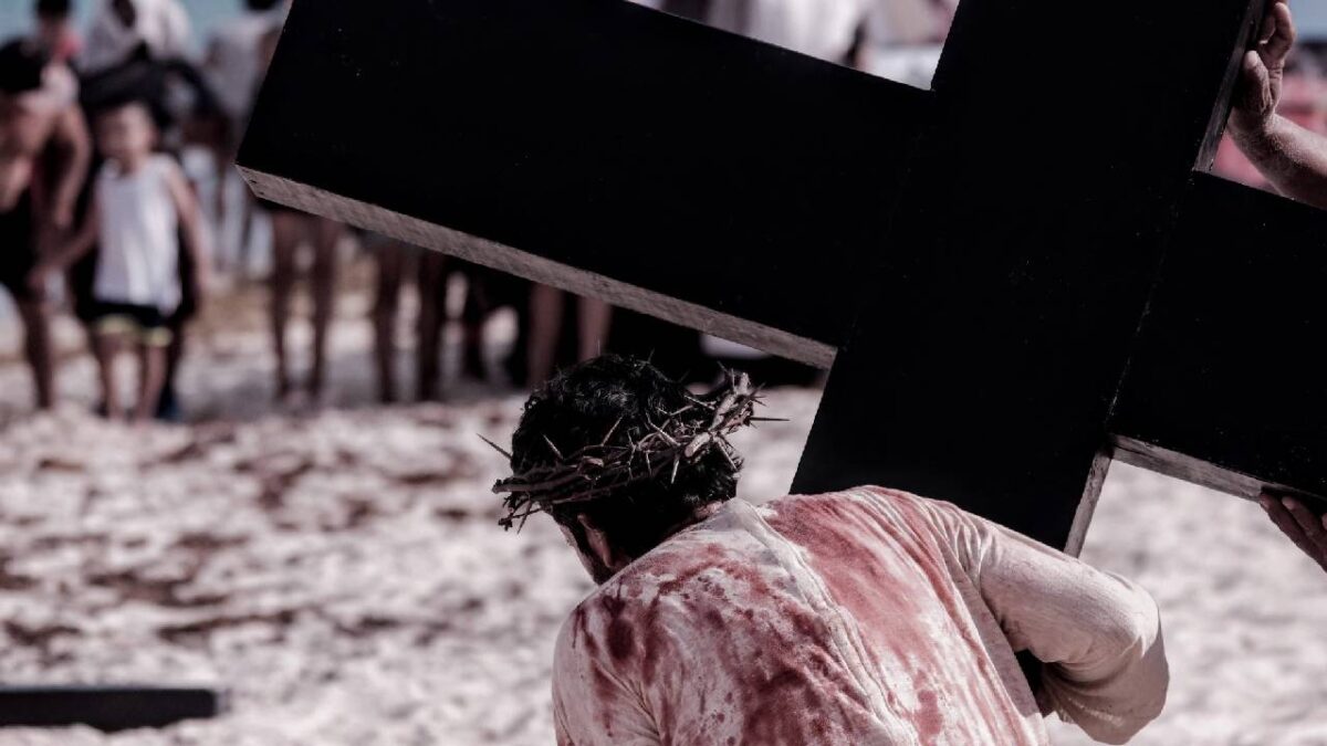 Viacrucis en Playa Delfines, Cancún.