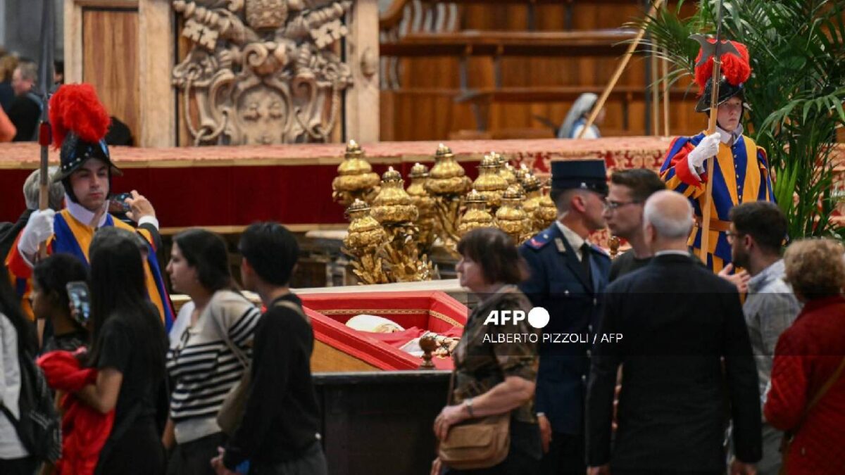 Miles se despiden del Papa Francisco.