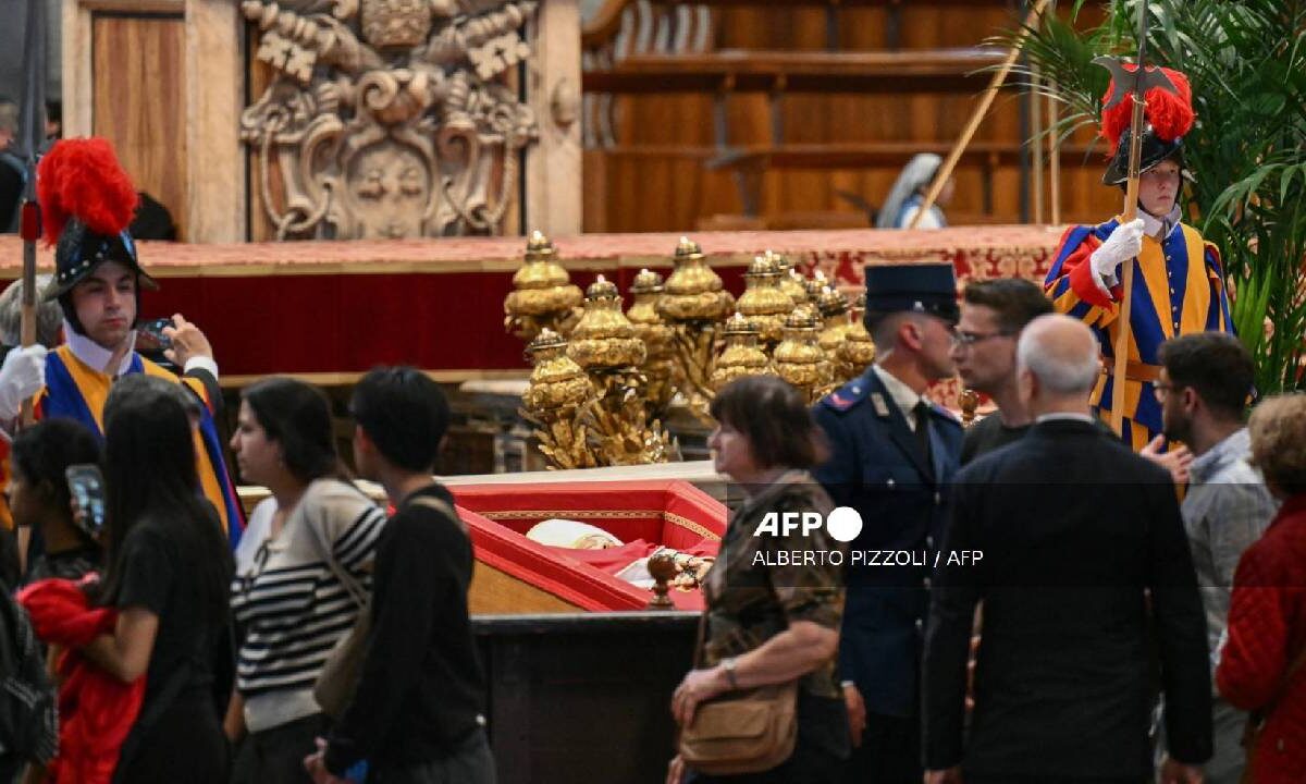 Miles se despiden del Papa Francisco.