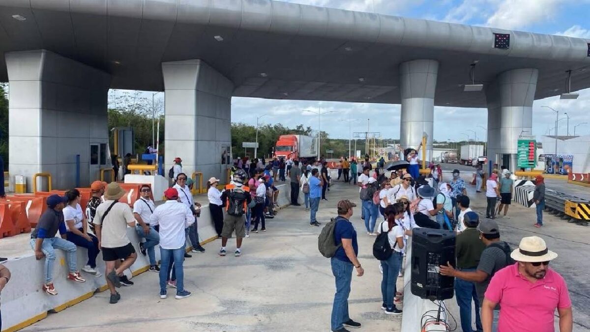 Maestros mantienen sus protestas.