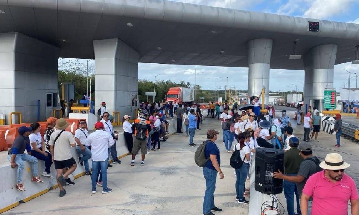Maestros mantienen sus protestas.