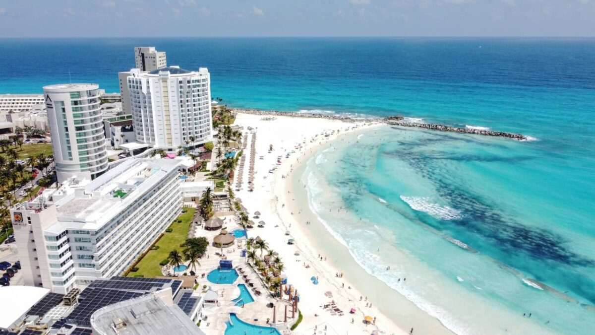 Cofepris avala las playas de Quintana Roo.