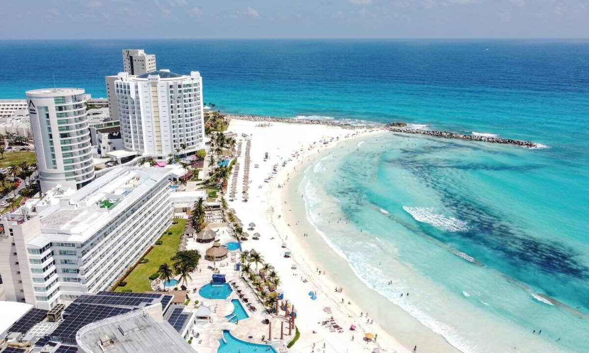Cofepris avala las playas de Quintana Roo.