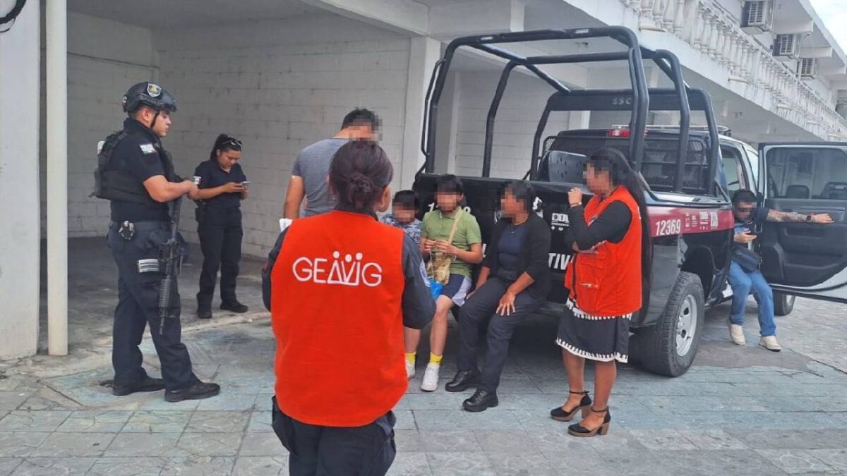 Los menores fueron auxiliados por autoridades en Cozumel.