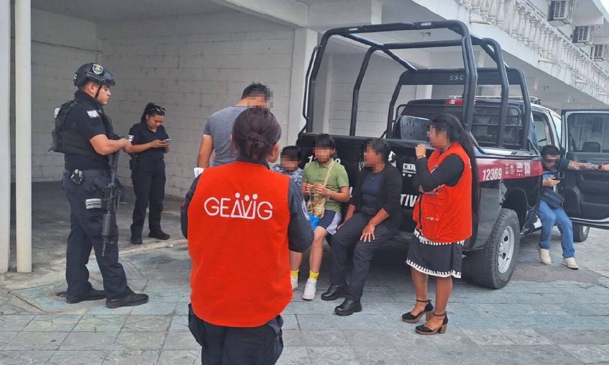 Los menores fueron auxiliados por autoridades en Cozumel.