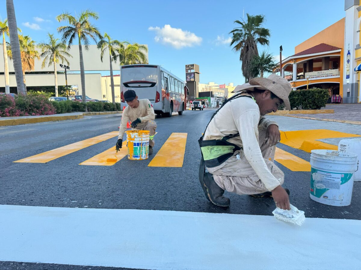 Se realizan trabajos de mantenimiento en la zona hotelera de Cancún.