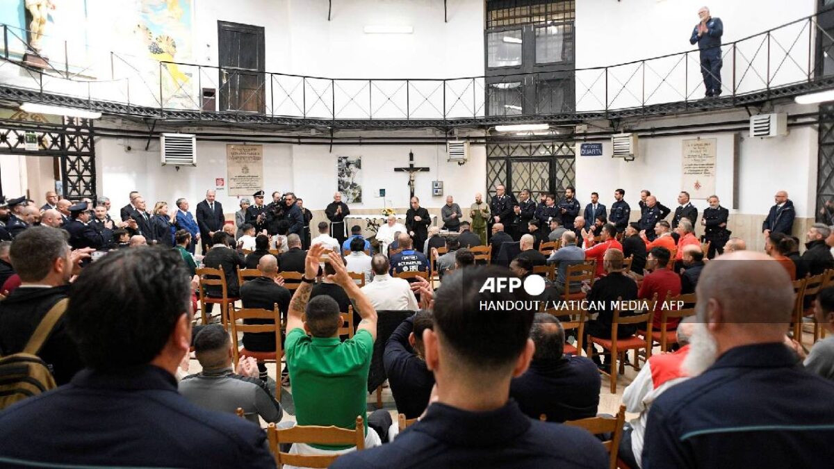 El Papa acudió a una visita a una cárcel en Jueves Santo.