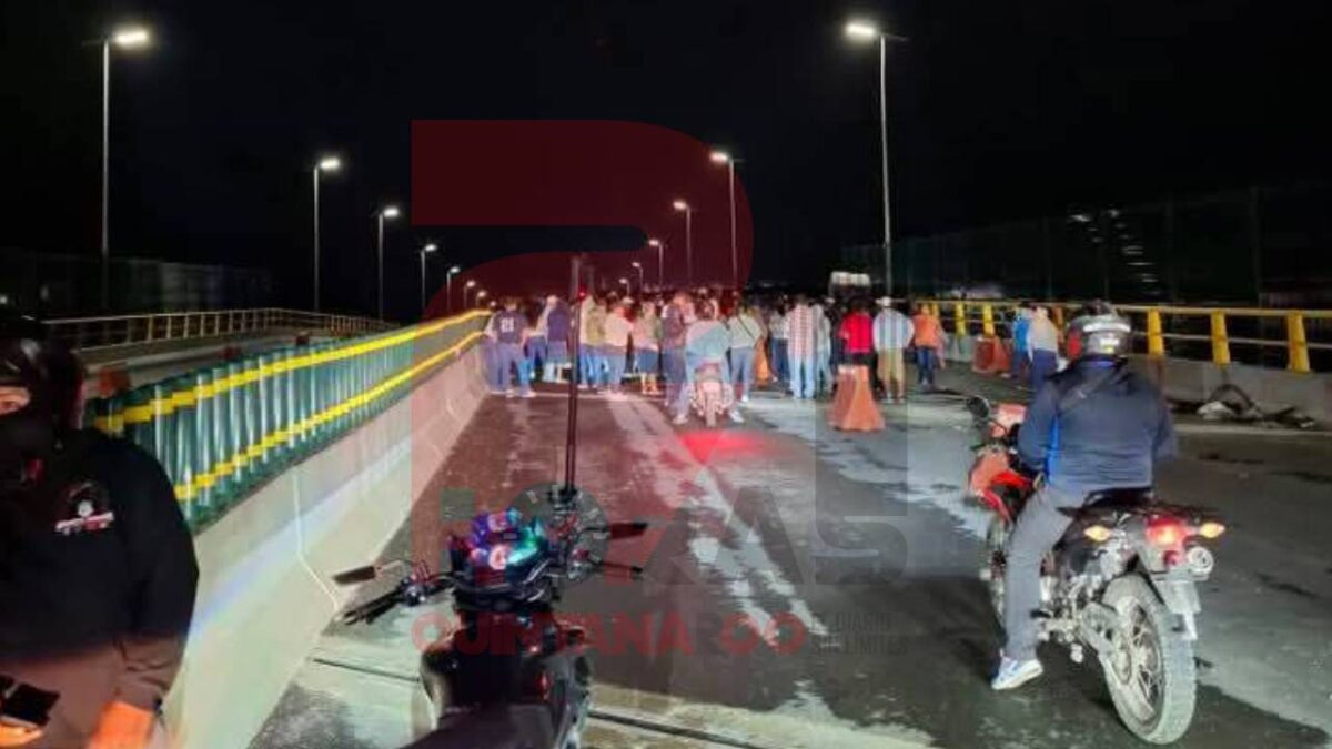 Protestan maestros en Chetumal.