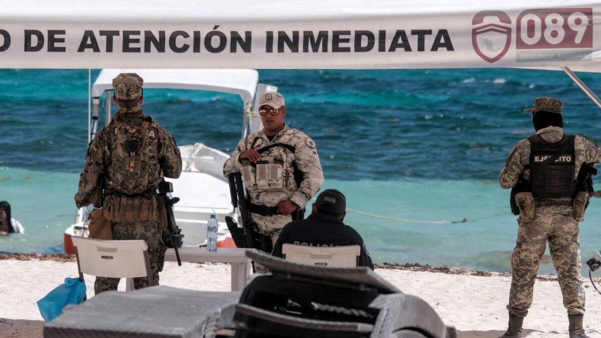 Guardia nacional, en una playa de Cancún.