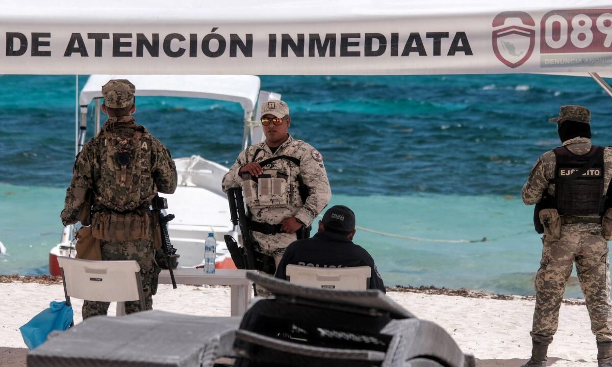 Guardia nacional, en una playa de Cancún.
