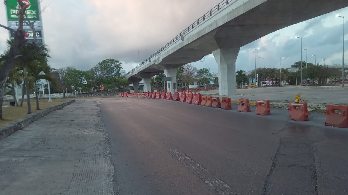 Siguen los cierres viales en Cancún.