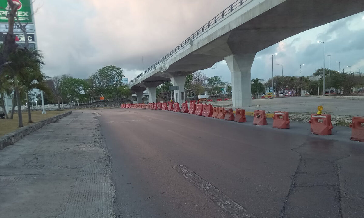 Siguen los cierres viales en Cancún.