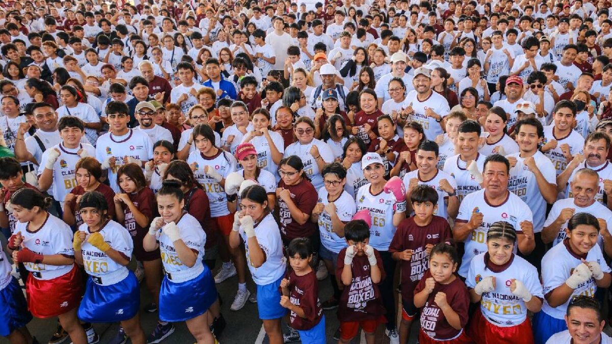 Miles de participantes en la clase de Boxeando por la Paz.