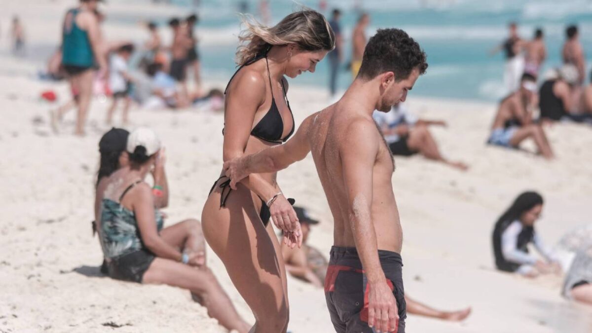 Turistas en la playa de Cancún.