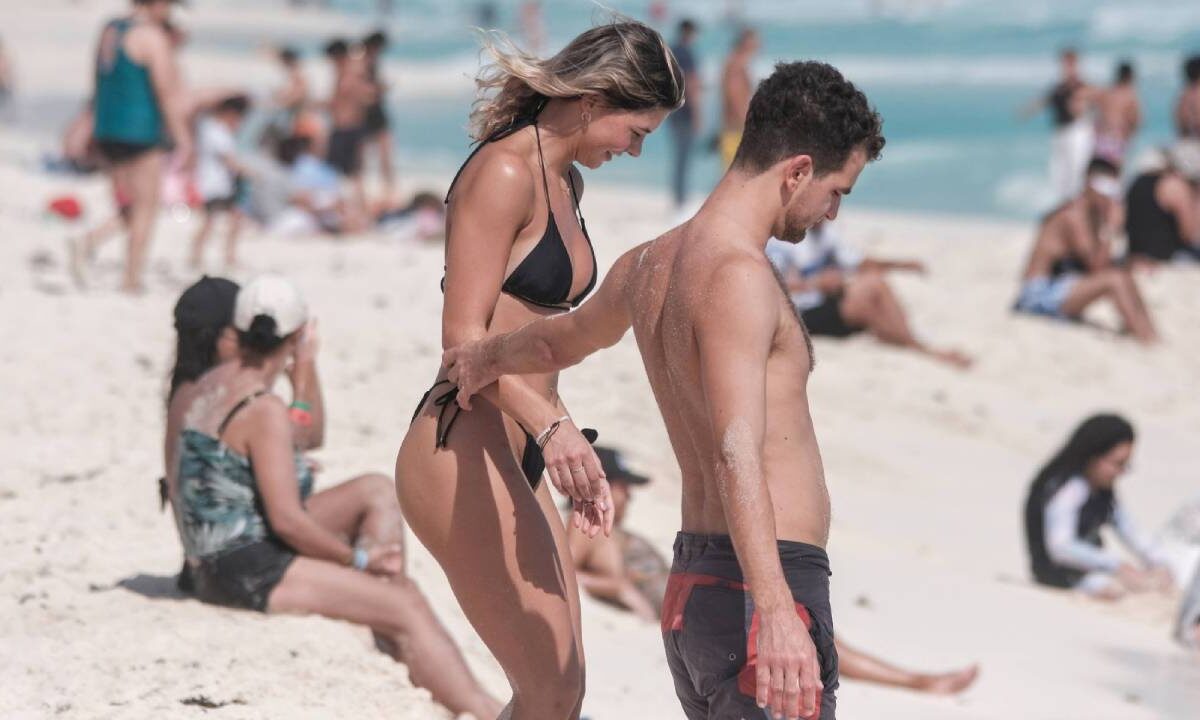 Turistas en la playa de Cancún.