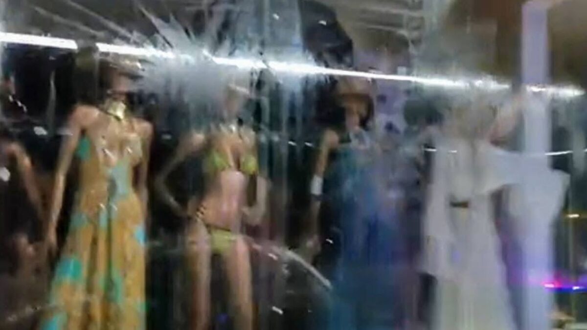 Tienda atacada a huevazos.