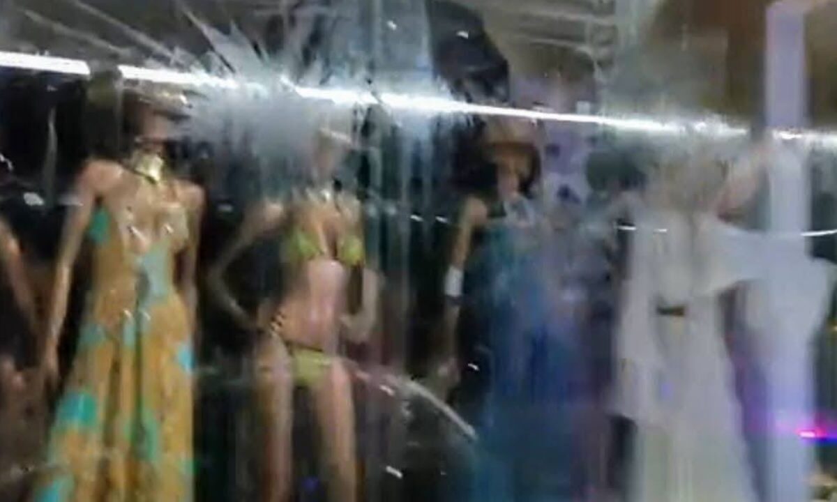 Tienda atacada a huevazos.